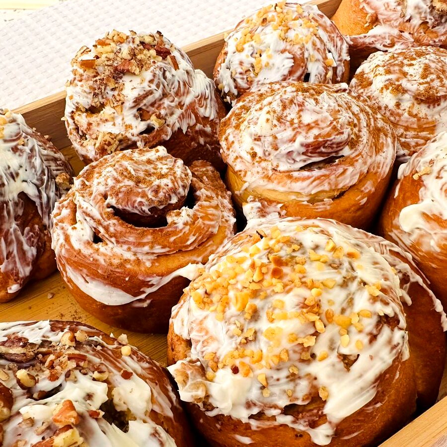 Cinnamon rolls proaspăt coapte, glazurate