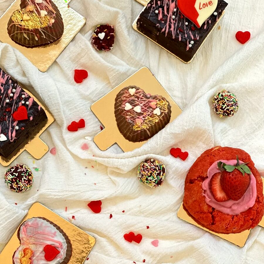 Prăjituri în formă de inimă și petit fours pentru o zi festivă