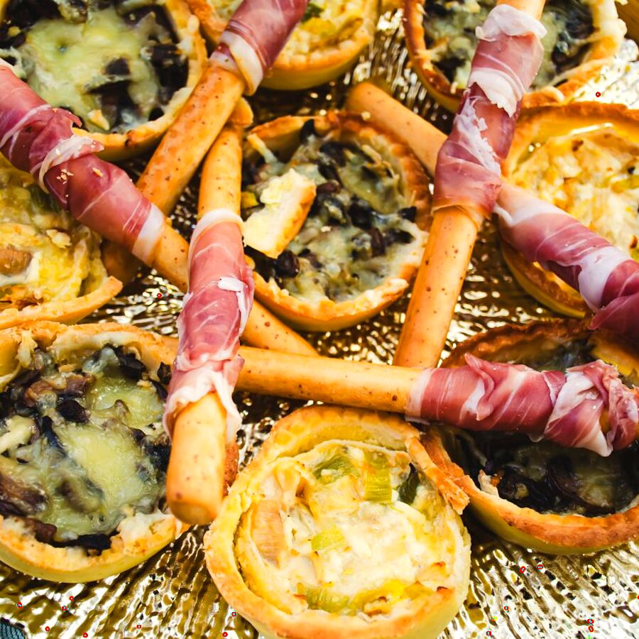 Tarte sărate cu brânză și legume, aranjate pe platou